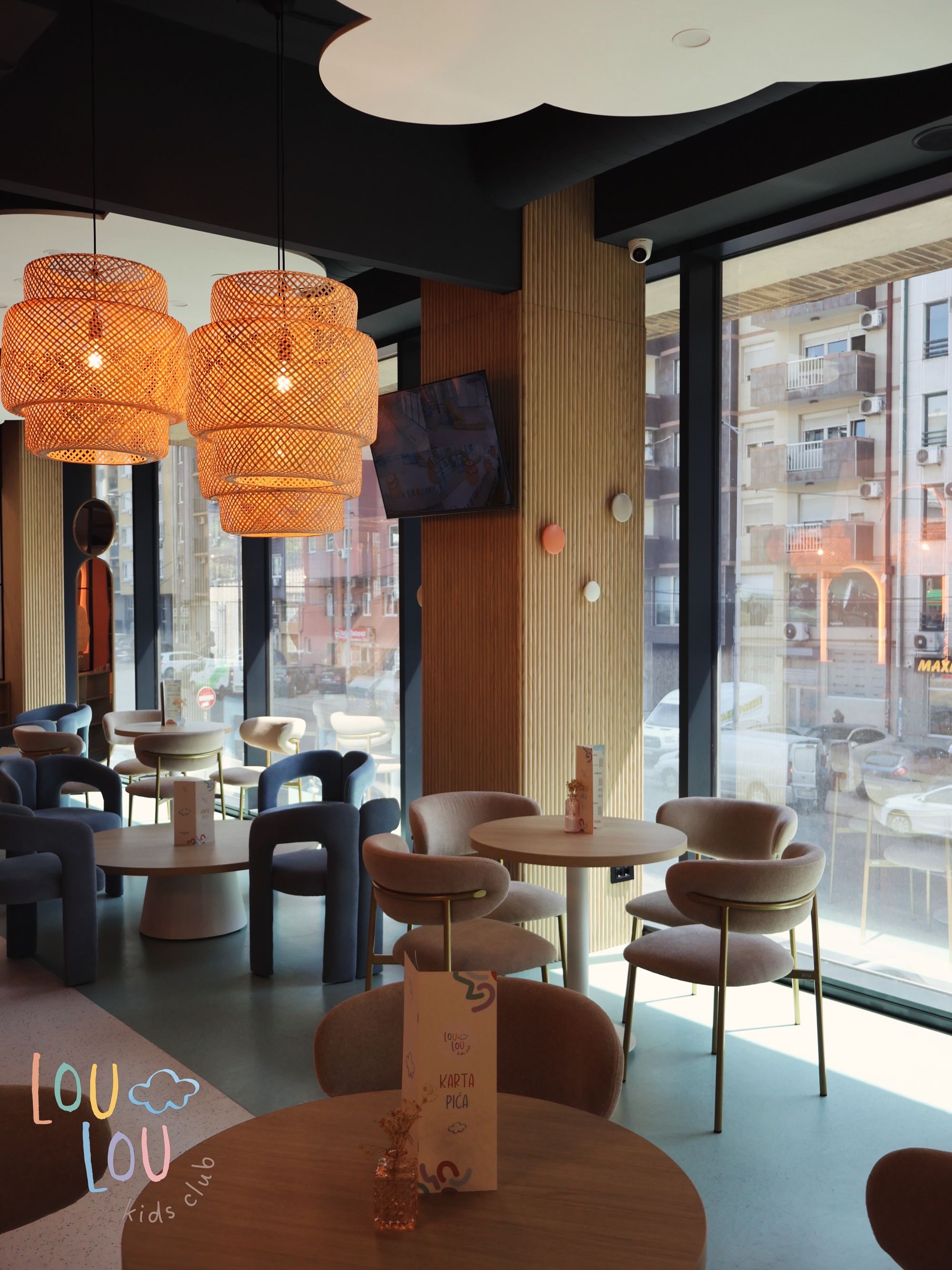 LouLou café zona sa lampama i udobnim sedenjem
